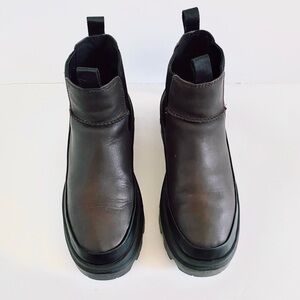 UGG Brisbane Chelsea Boots in Burnt Cedar